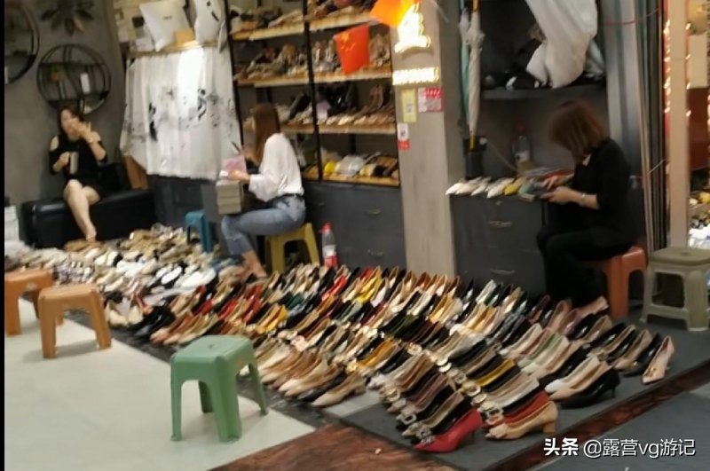 健康鞋市场正在迅速增长，但如何挑选一双合适的鞋子？这需要从材料、舒适度和功能性三个方面综合考虑。